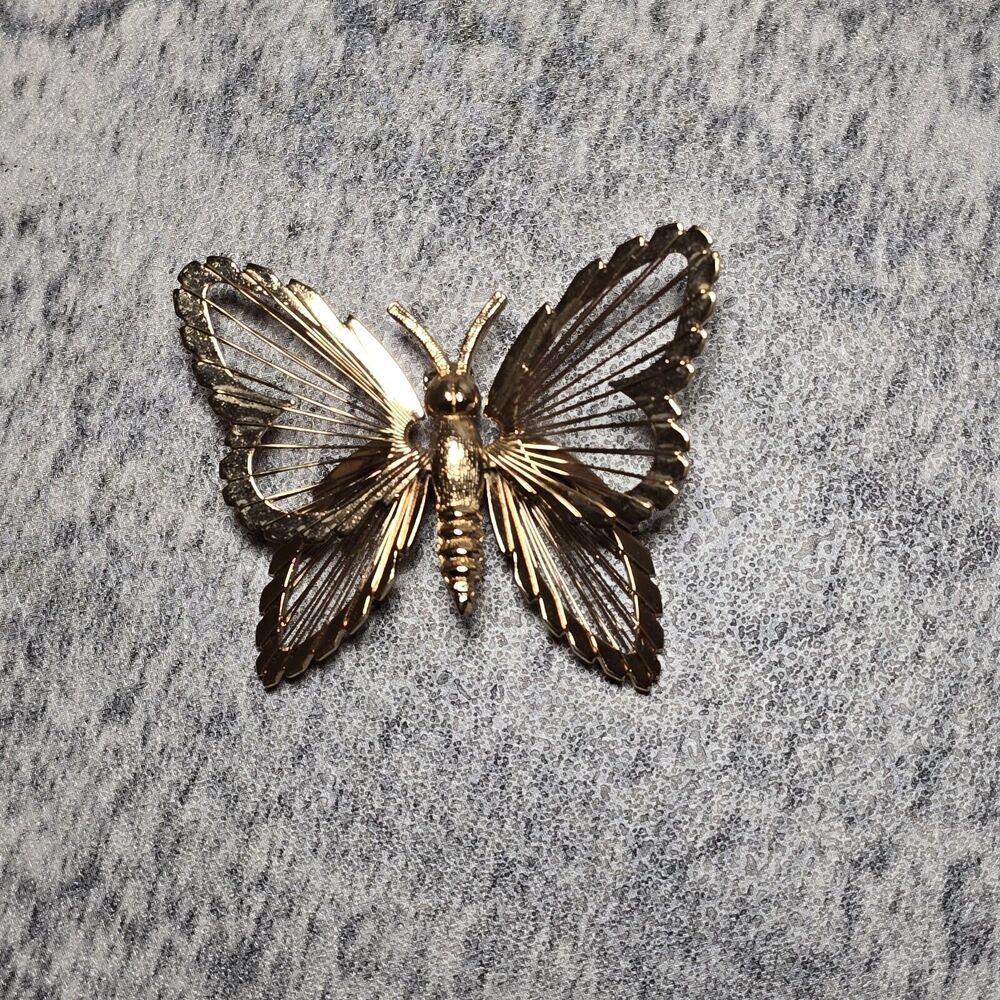 Vintage Monet Butterfly Brooch Pin Gold Tone Open Work Layered Signed Estate - Picture 2 of 5